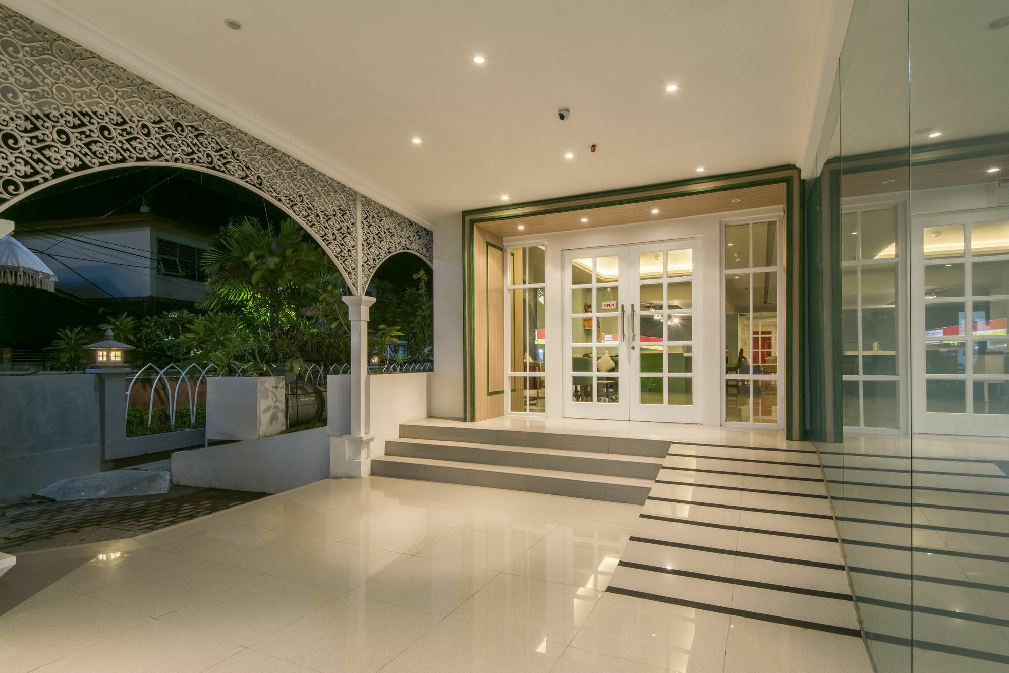 Yan'S House Hotel Kuta Lombok Exteriör bild